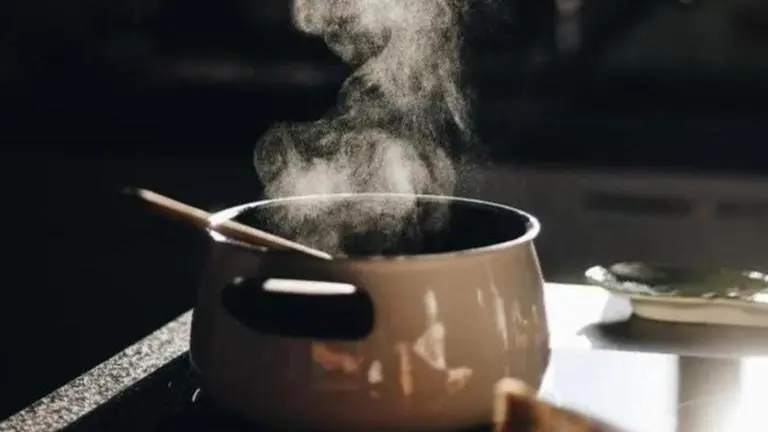 Odisha: Eatery owner throws hot oil at customer during quarrel over food price in Jajpur