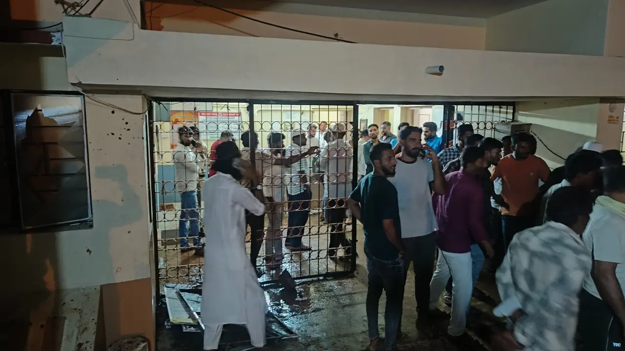 Karnataka: Angry Mob Attacks Police Station, Sets Vehicles On Fire Over Alleged Custodial Death Angry mob attacks police station over alleged custodial death