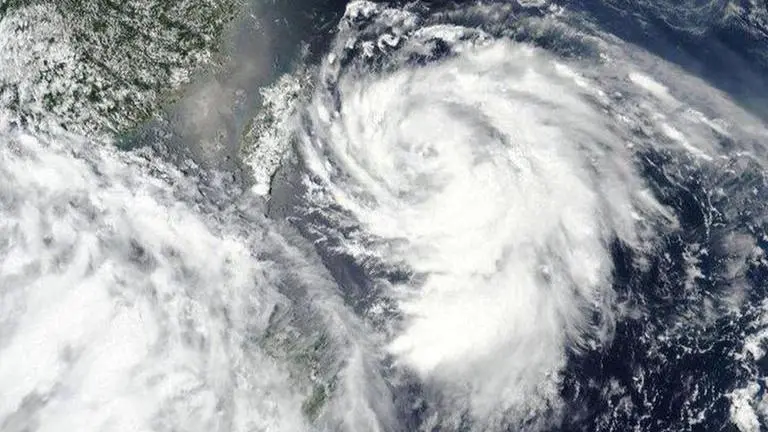 China's national observatory renews blue alert for Typhoon Bavi China
