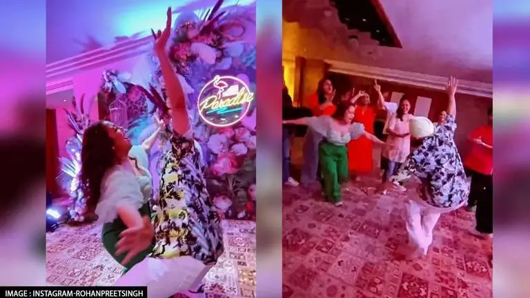 Neha Kakkar rolls on floor while doing naagin dance; Here's how husband Rohanpreet reacted neha kakkar
