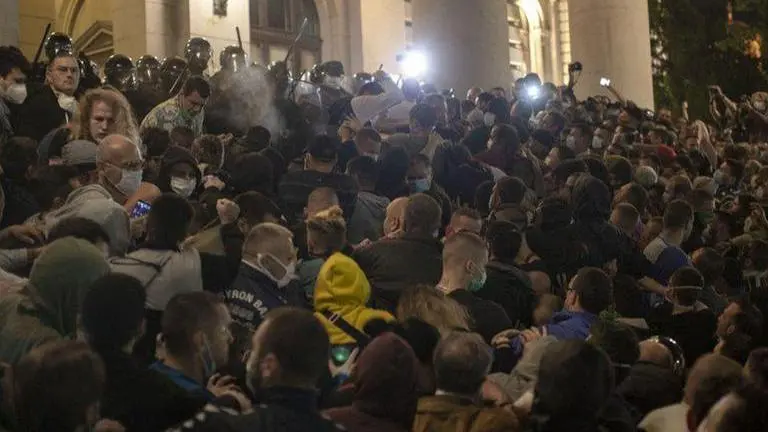 Police charge Belgrade demo; Stefanovic on 'violence'