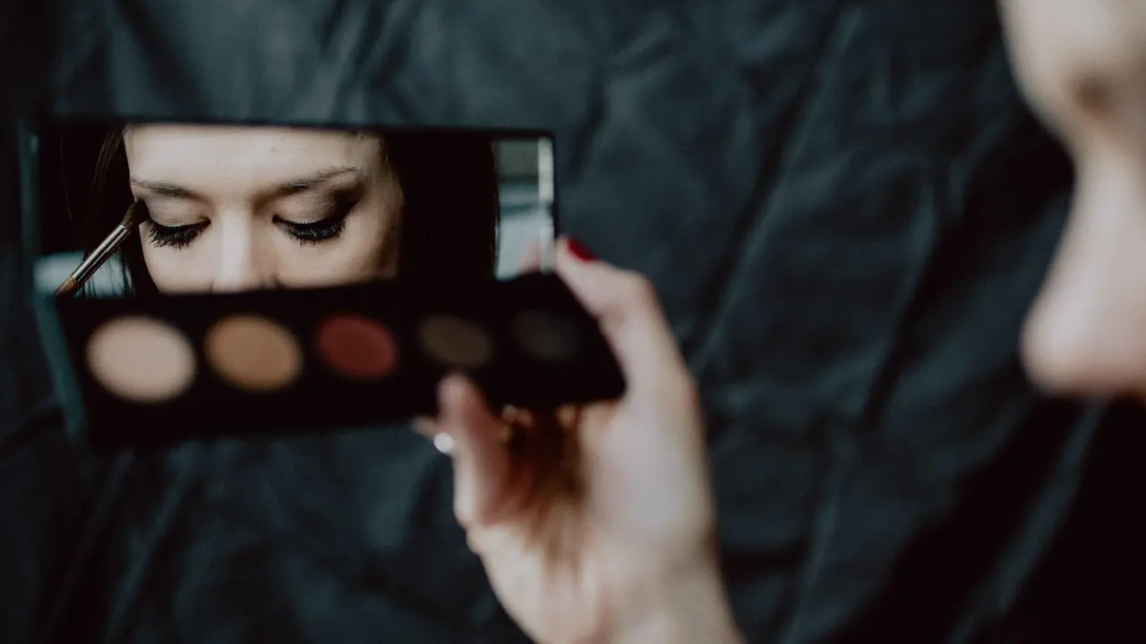 Want perfect smokey eyes? Here is how you can create the look with 5 makeup essentials Smokey eyes