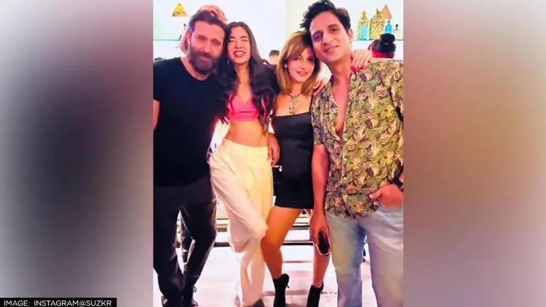 Hrithik Roshan-Saba Azad, Sussanne Khan-Arslan Goni pose for pic in Goa; fans shower love Hrithik Roshan