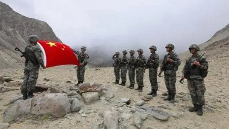 Chinese troops threw stones at Vietnamese construction workers at border fence: Report Chinese soldiers