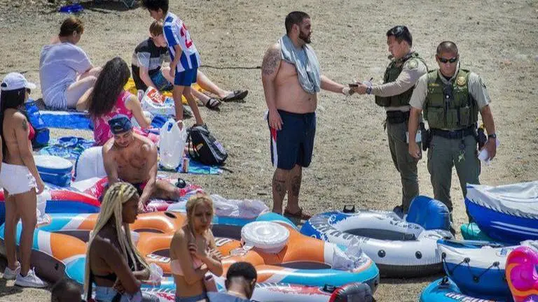 Memorial Day weekend draws crowds and triggers warnings