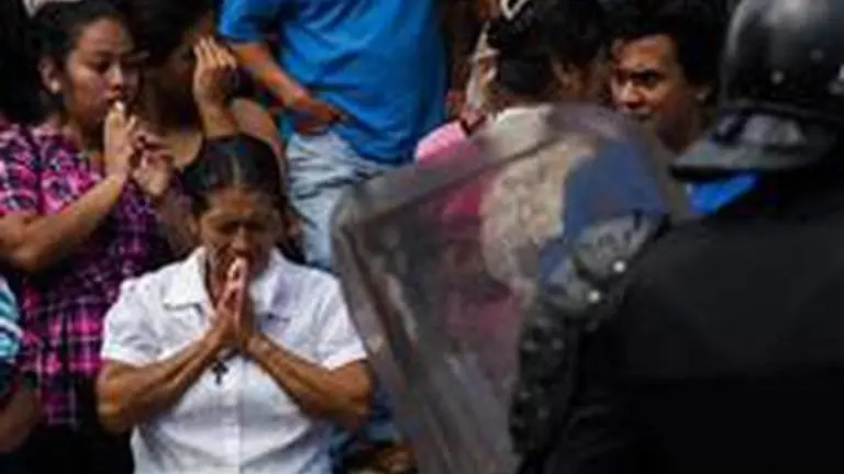 Mothers at quarantine centers in El Salvador are serenated
