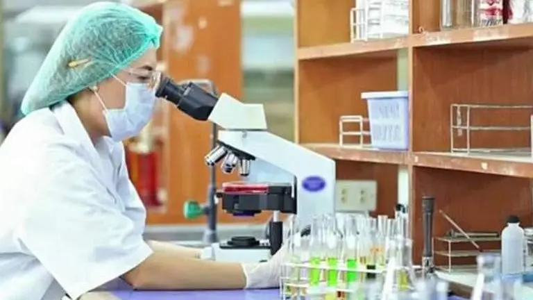 UK tests if COVID-19 vaccines might work better inhaled