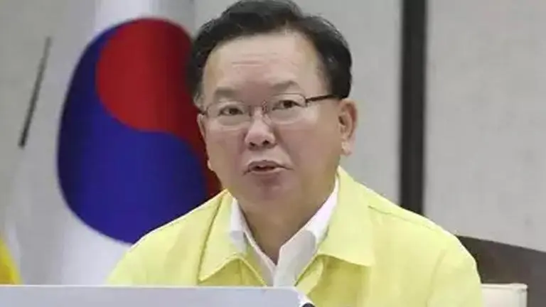 South Korean PM apologises for COVID-19 outbreak on warship off Africa South Korea