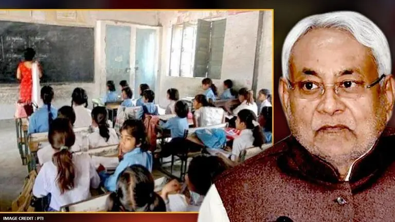 Bihar teachers protest with begging bowls at temple, paralyzing school education Bihar