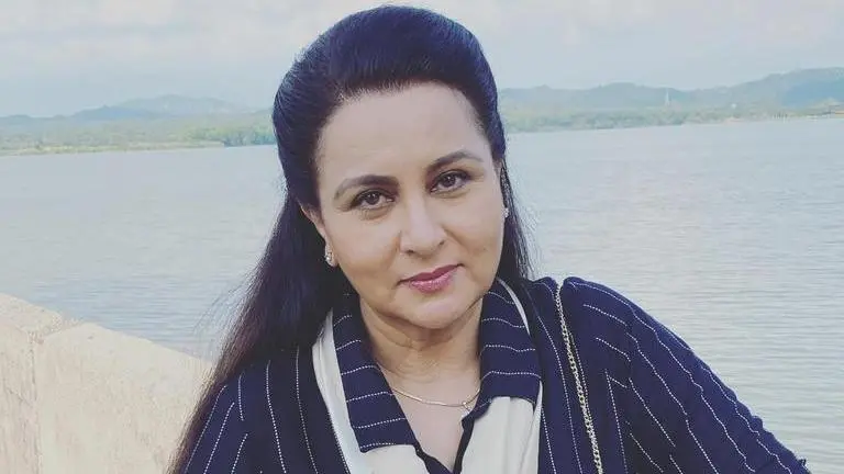 Poonam Dhillon shares rare pic with Big B from first film, nostalgic fans guess the name Poonam Dhillon, Amitabh Bachchan, Poonam Dhillon in Trishul, Poonam Dhillon clocks 44 years, Trisul clocks 44 years