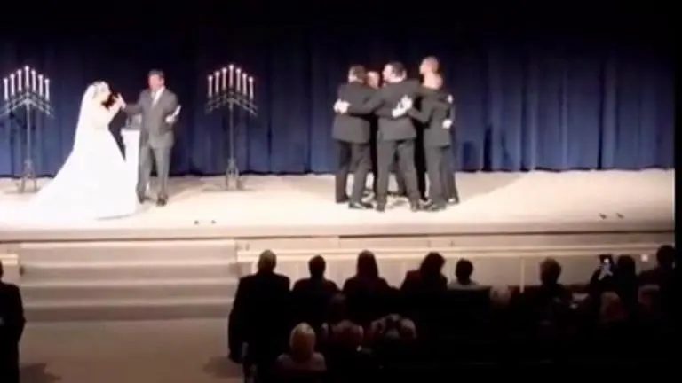 Groom pulls hilarious prank on bride midway through wedding vows I Watch here Groom pulls prank on bride midway through wedding vows I Watch