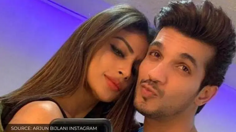 Arjun Bijlani shares a hilarious meme on him & Mouni Roy amidst 21-day lockdown; See Arjun Bijlani