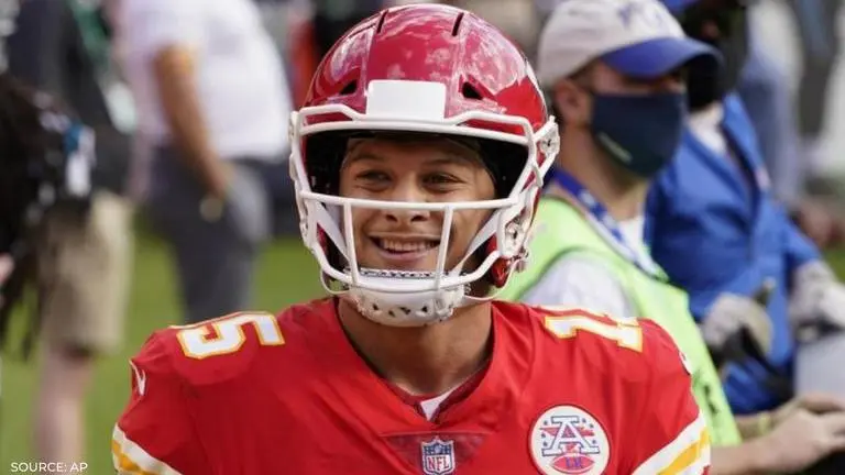 Chiefs QB Patrick Mahomes becomes fastest player to reach 100 passing TDs in NFL history patrick mahomes