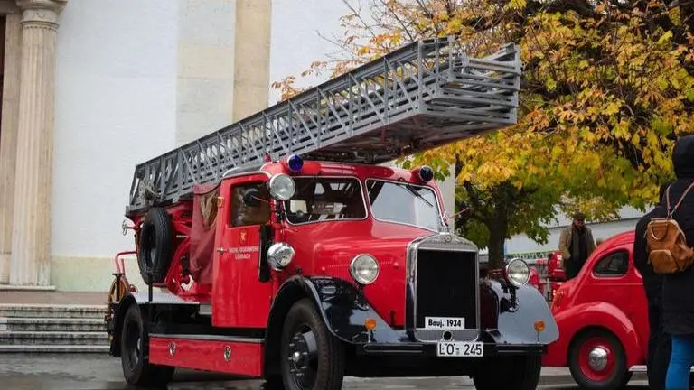 Amsterdam: Family bids farewell to grandfather after firefighters lift them to 4th floor Amsterdam
