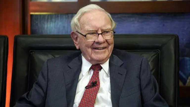 Warren Buffett becomes sixth member of $100 billion club as Berkshire stocks surge Warren Buffett enters 100 billion club as Berkshire stocks surge