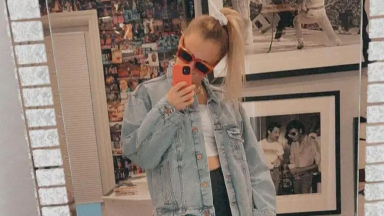 Jojo Siwa comes out wearing 'Best Gay Cousin Ever' tee; fans say 'So proud' jojo siwa