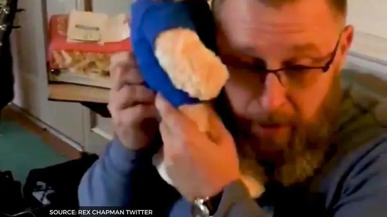 Father tears up hearing late son's heartbeat in teddy gifted by transplant recipient viral videos