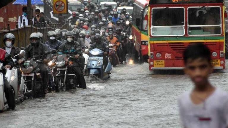 Mumbai: Heavy rains lead to waterlogging, disrupt traffic | Republic World