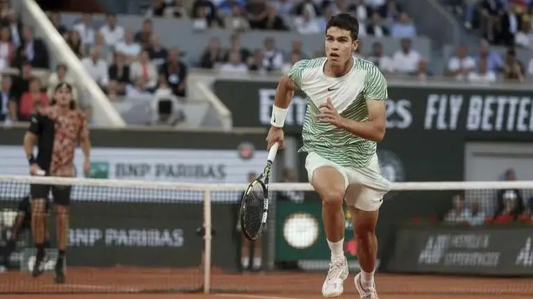 French Open: Carlos Alcaraz smashes a dazzling shot at semifinals, amazes Novak Djokovic French Open: Carlos Alcaraz smashes a dazzling shot at semifinals, amazes Novak Djokovic