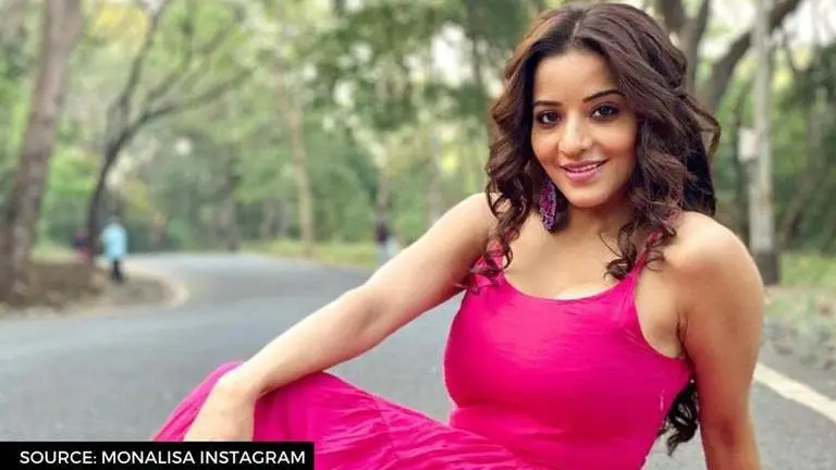 Monalisa takes the internet by storm with her moves as she grooves to 'Buzz'; watch Monalisa