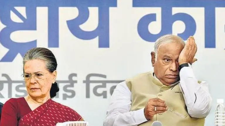 EC writes to Kharge to clarify on Sonia Gandhi's 'Karnataka sovereignty' remark