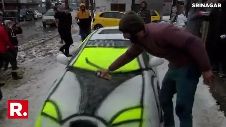 Kashmiri artist takes internet by storm with unique ice sculpture Kashmiri
