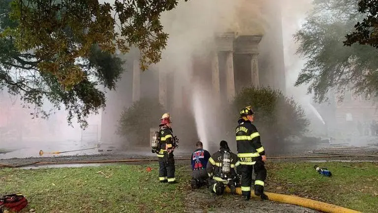 Authorities seek 6 seen near fire at historic SC structure