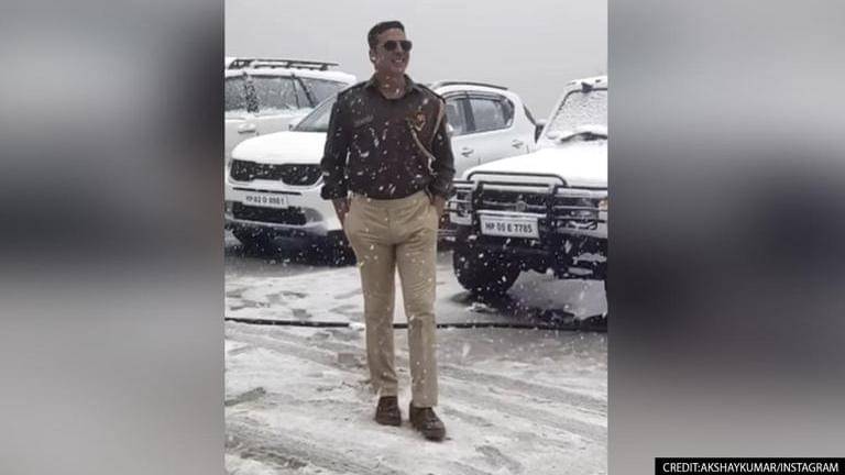 Akshay Kumar enjoys snow in Mussorie amid 'Ratsasan' shoot; 'What else ...