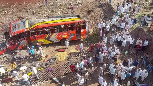 40 injured, 5 dead After Kolkata-bound Bus Falls From Bridge in Odisha’s Jajpur District Kolkata-bound bus falls from bridge in Odisha