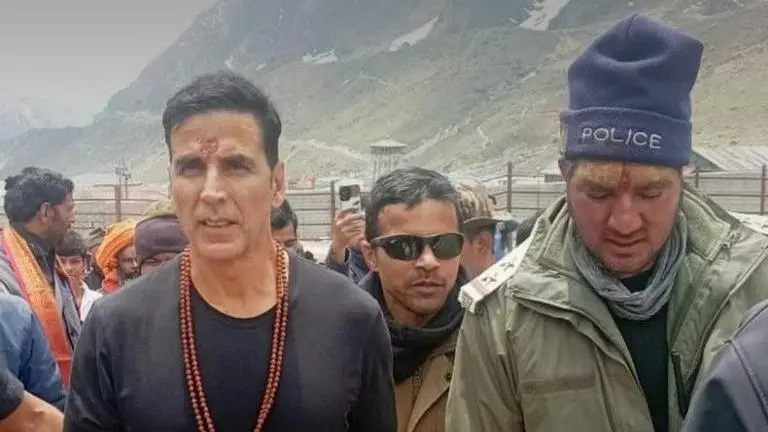 Akshay Kumar visits Kedarnath temple to seek blessings | WATCH akshay kumar