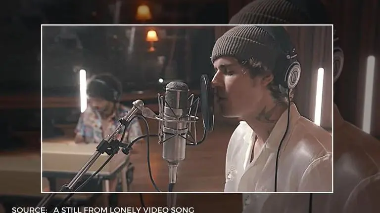 Justin Bieber and Benny Blanco perform on acoustic rendition of 'Lonely'; Watch video justin bieber