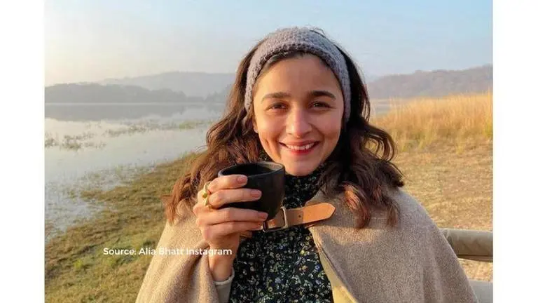 Alia Bhatt dazzles in the sun with 'fruity' pic; Katrina and Jacqueline comment alia bhatt