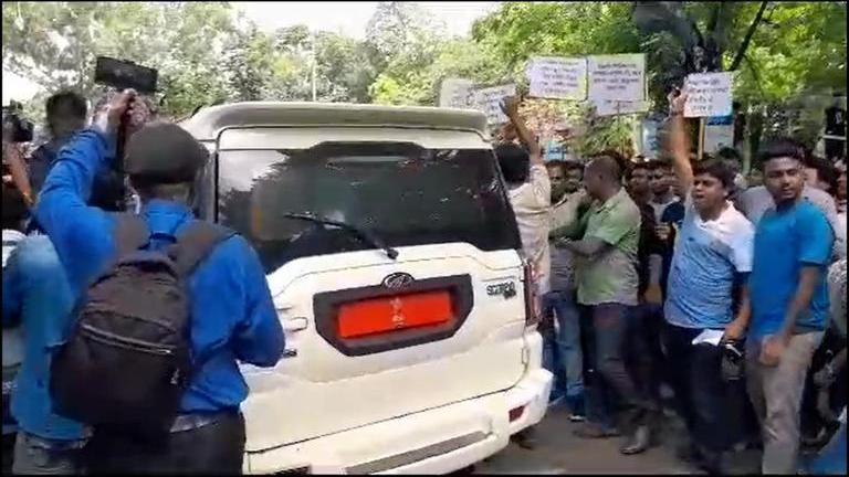 Governor Shown Black Flags By Tmcp Members At North Bengal University Campus Republic World 2505