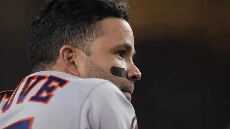 Dodgers edge defending champion Astros 3-2 as LA fans rain down boos on Altuve and Bregman Jose Altuve