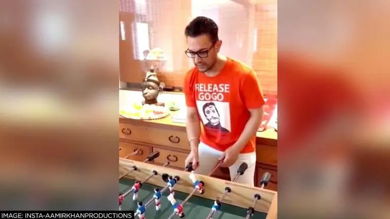 Aamir Khan dons 'Release Gogo' t-shirt as he reveals his 'Kahani' to be out on April 28 Aamir Khan