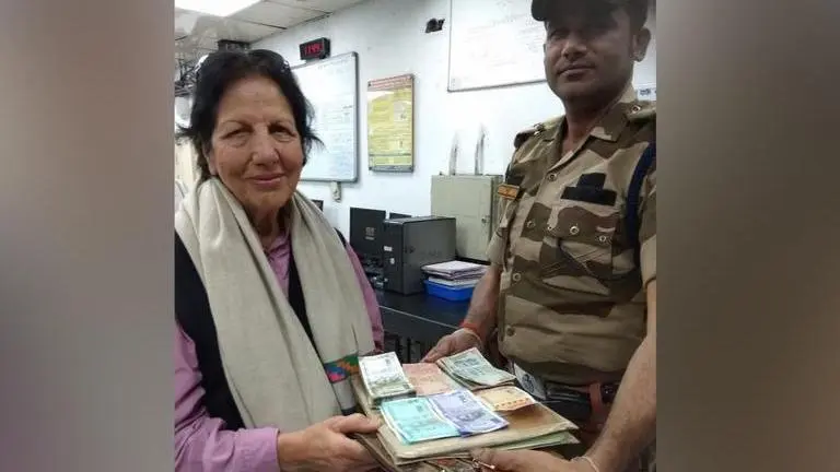 Woman forgets bag with over Rs 58,000 at metro station, CISF returns it Woman