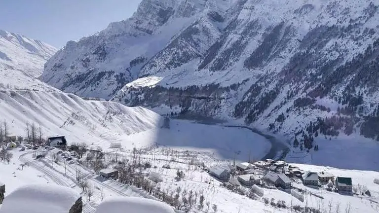 Kashmir Valley, Ladakh shiver at sub-zero temperatures