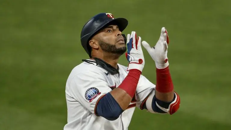 Cruz homers twice; Twins beat Royals 4-1