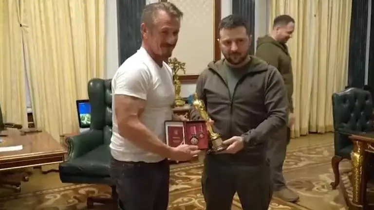 Sean Penn gives Oscar statuette to Ukraine President Volodymyr Zelenskyy; know why Zelenskyy