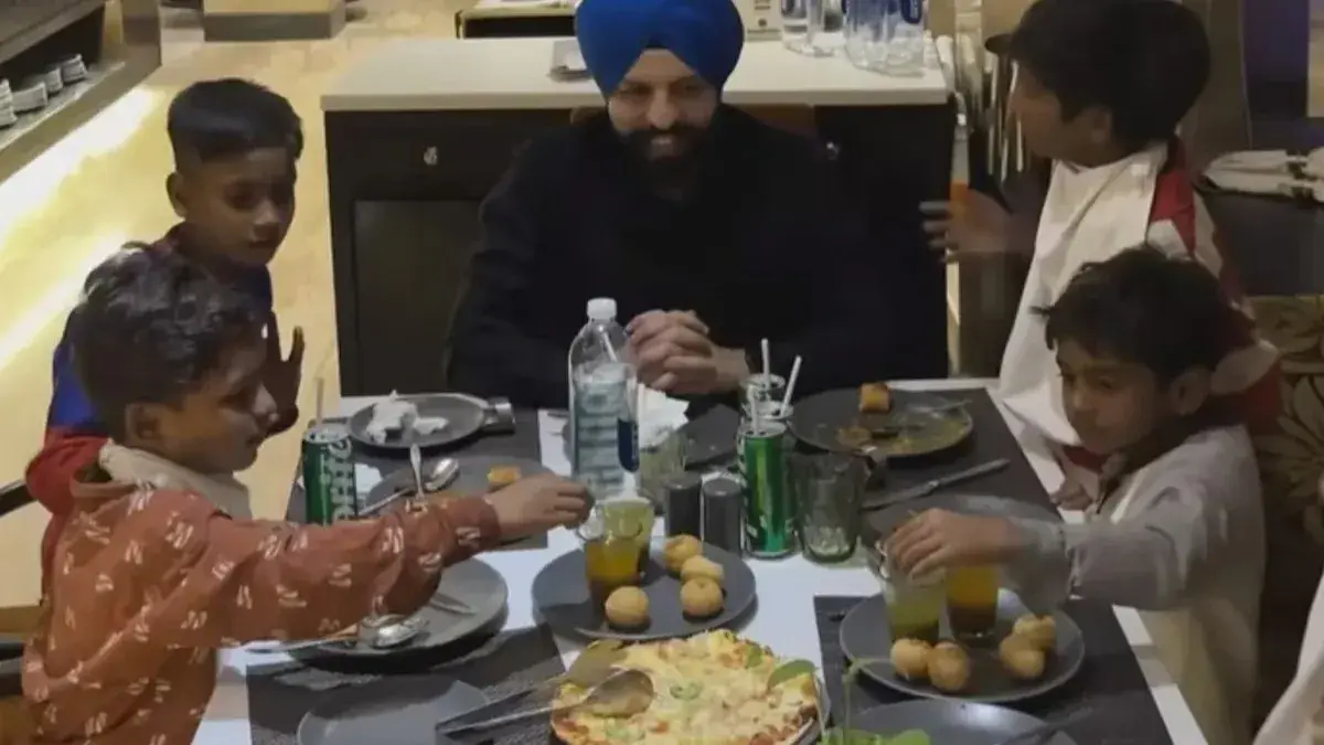 Heart-Touching: Man Takes Street Kids to Fancy Dinner at 5-Star Hotel - WATCH man take street kids to 5-star hotel