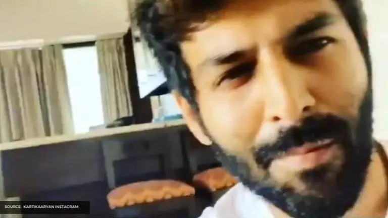 Kartik Aaryan watches 'Pati Patni Aur Woh' with family, says 'mom is missing'; Know why Kartik Aaryan
