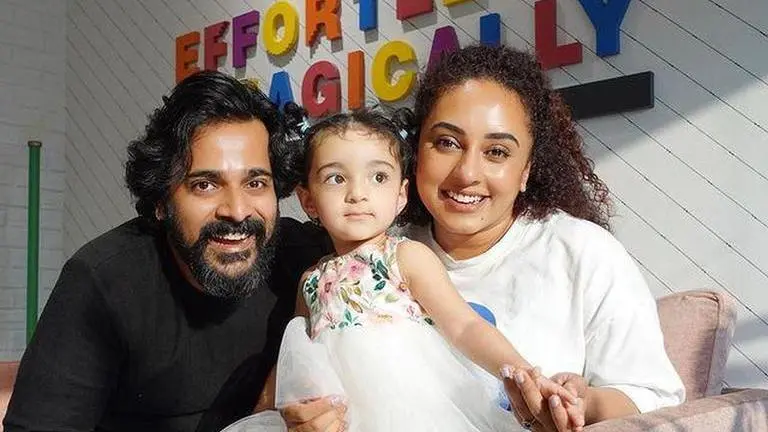 Pearl Maaney, Srinish Aravind announce second pregnancy with family photo Pearle Maaney