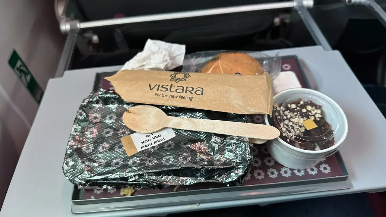 Sense Of Nostalgia: Food Vlogger Makes Fun Of Vistara Airlines For Serving 'Inedible' Meal On Flight Food Vlogger Mocks Vistara Airlines For Serving 'Bad' Meal On Flight