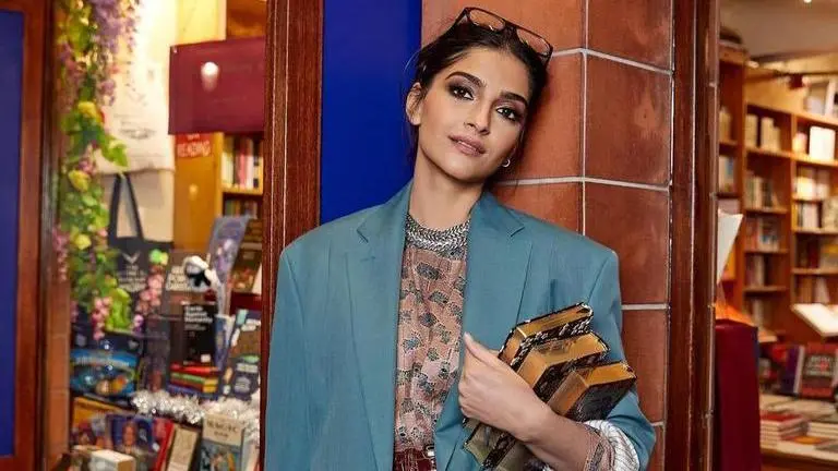 Sonam Kapoor celebrates 5 years of 'Neerja' with unseen BTS picture feat co-actors sonam kapoor