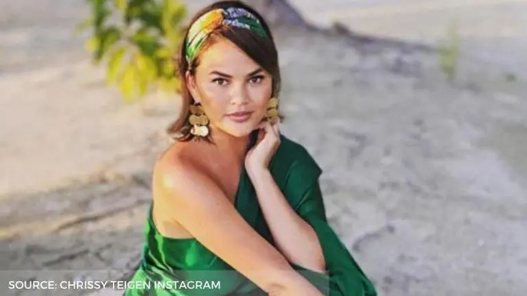 Fans mourn with Chrissy Teigen as she shares heartbreaking news of miscarriage chrissy teigen