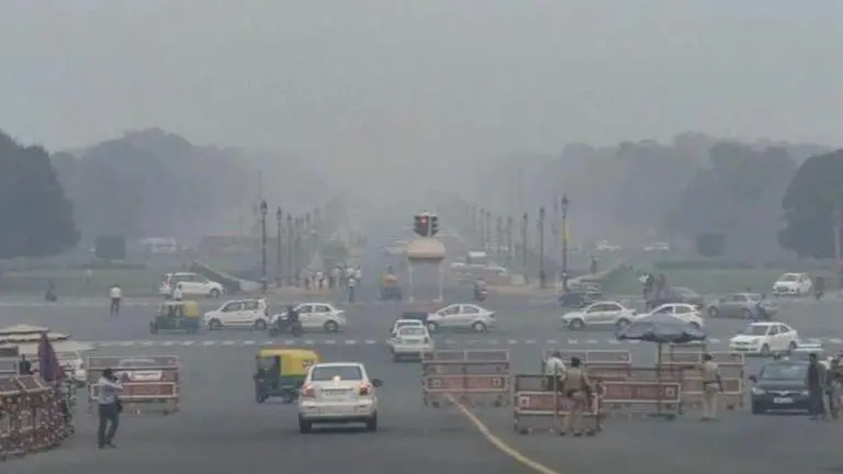 Delhi: Pollution levels likely to drop, air quality still 'very poor' Delhi Pollution