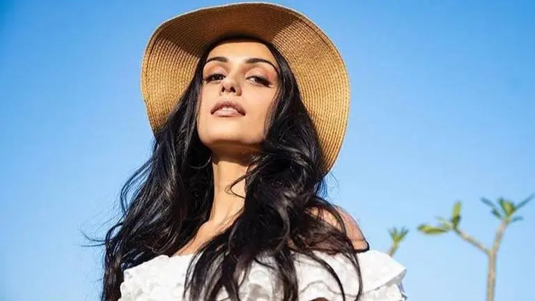 Manushi Chhillar 'travelling back & forth in time' for 'Prithviraj'; shares stunning pic Manushi Chhillar