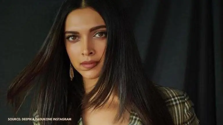 Deepika Padukone's popular dance hook steps which turned into gifs Deepika Padukone