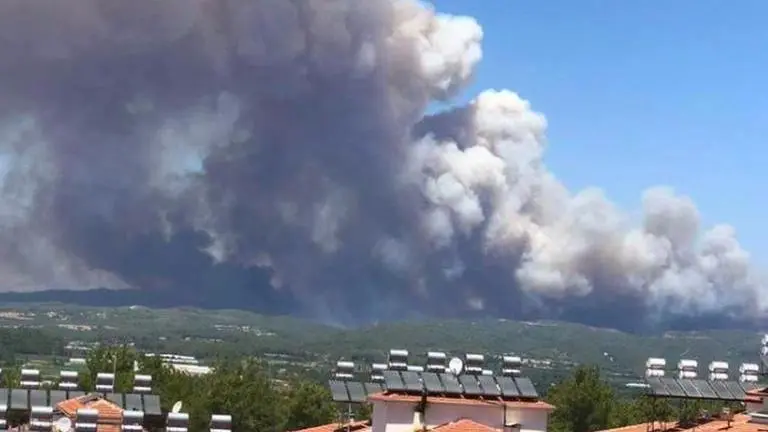 Homes evacuated amid deadly wildfires in southern Turkey