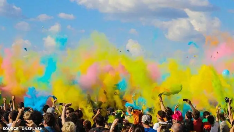 Holi wishes in English: Colourful wishes to share with your friends and family this year Source: Unsplash